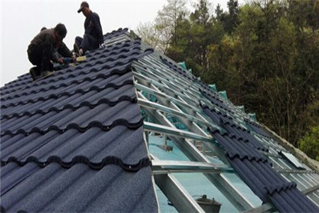 农村自建房屋顶安装彩石金属瓦的步骤是怎样有何技巧